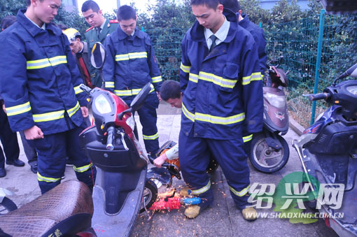电瓶三轮怎么接线可以开锁 柴油发电机电瓶接线图 电瓶三高清图片