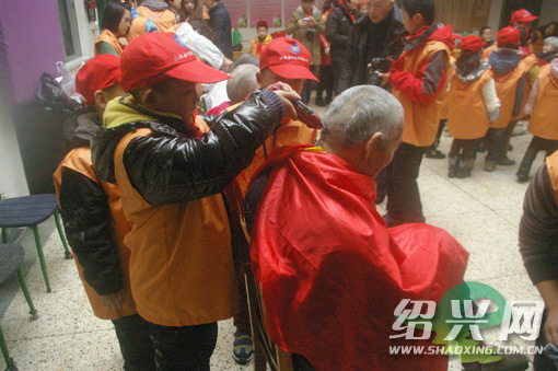 八岁义工书写千字感言 老师感慨社会实践影响