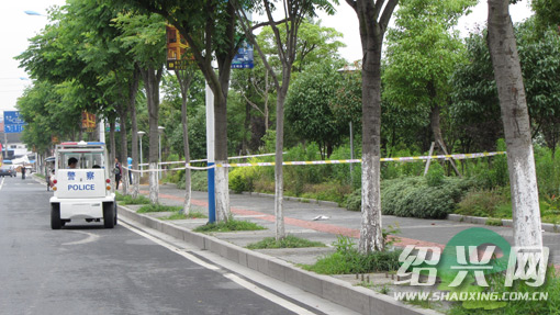 人行道拉警戒线民警把守 无啥异常市民疑惑[绍
