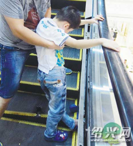 万达广场自动扶梯 昨晚咬了男童脚掌[绍兴网