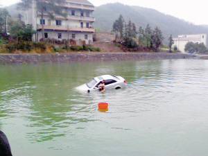 靠村民扔来的一个脚盆 他救起了4岁小女孩[绍