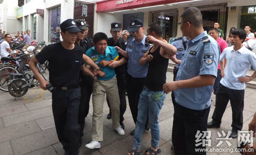 为劝离乞讨的父子俩 大批警察城管出动[绍兴