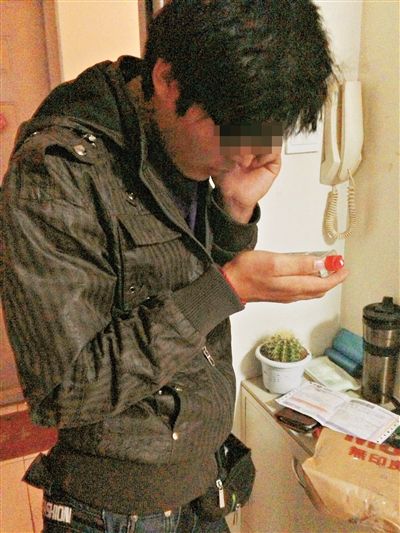 快递员在装着菜刀的包裹单上填写单据。