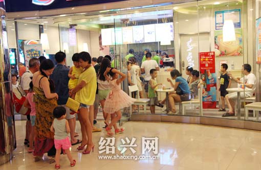 天气炎热 冷饮店生意火爆
