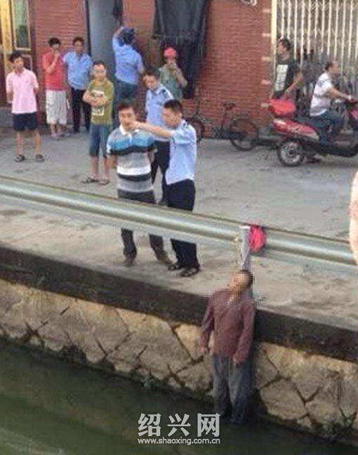 福全镇富强村河畔今晨惊现一吊死男 死因不明