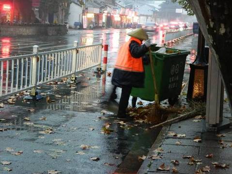 下雨天,最美清洁工[绍兴网-新闻中心]