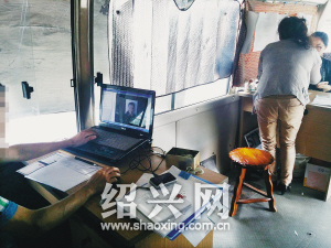 车管所里有群凭证上岗的代办人员[绍兴网-新