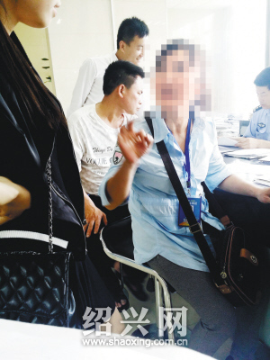 车管所里有群凭证上岗的代办人员[绍兴网-新