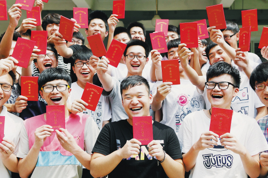 高考结束:不撕书,晒证书![绍兴网-新闻中心]