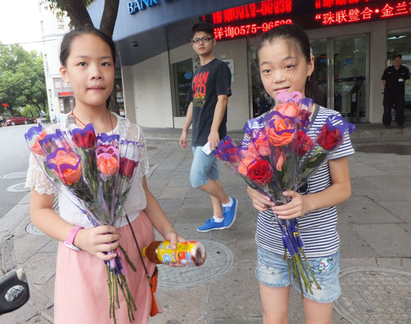 七夕街头:卖花女孩[绍兴网-新闻中心]