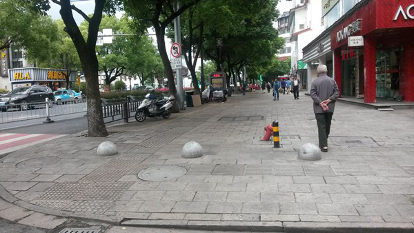 前观巷口消防栓被车撞歪 城管设置固定水泥墩