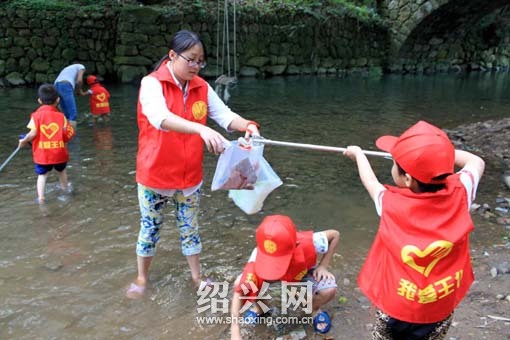 态食品摊开张 护小舜江水源5岁志愿者捡垃圾[