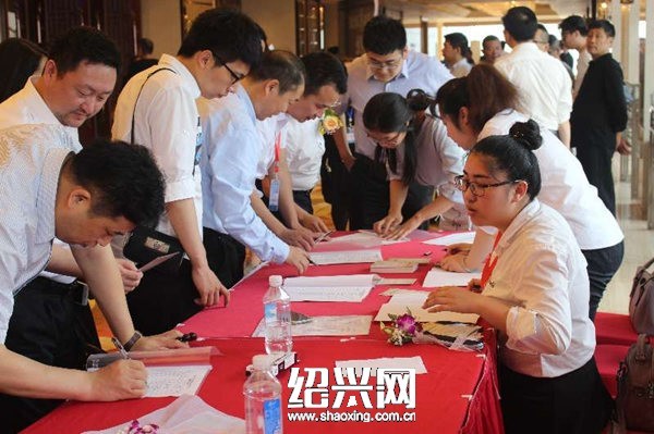 你家屋顶装太阳能板或许电白用还可赚钱|绍兴