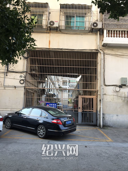 明明画着禁停标志,黑色轿车还是任性停放|绍兴