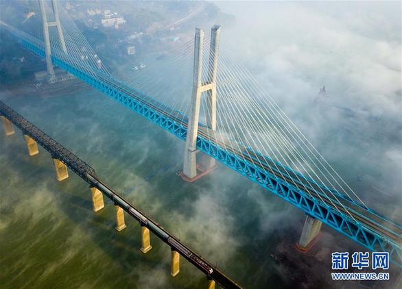 （经济）（1）世界首座双层六线钢桁梁铁路斜拉桥在渝落成