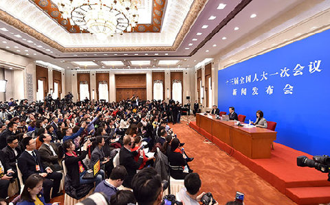 十三届全国人大一次会议举行新闻发布会