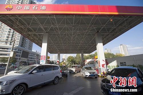 资料图：车辆正在加油站加油。<a target='_blank' href='http://www.chinanews.com/'>中新社</a>记者 张云 摄