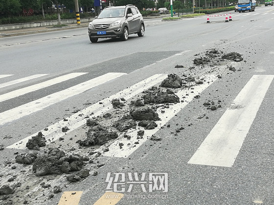 工程车行驶途中掉下一路烂泥 苦煞环卫工人｜绍兴网