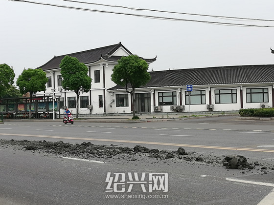 工程车行驶途中掉下一路烂泥 苦煞环卫工人｜绍兴网