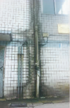 洗衣污水管私自接入雨水管 京华新村小区墙壁