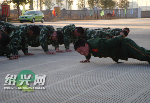 俯卧撑,单手比双手轻松?