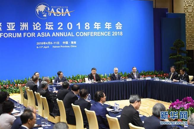 (时政)习近平同出席博鳌亚洲论坛2018年年会的中外企业家代表座谈